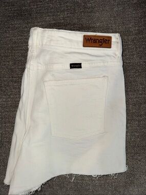 Wrangler women’s White vintage Denim Jean shorts with Leather Patch